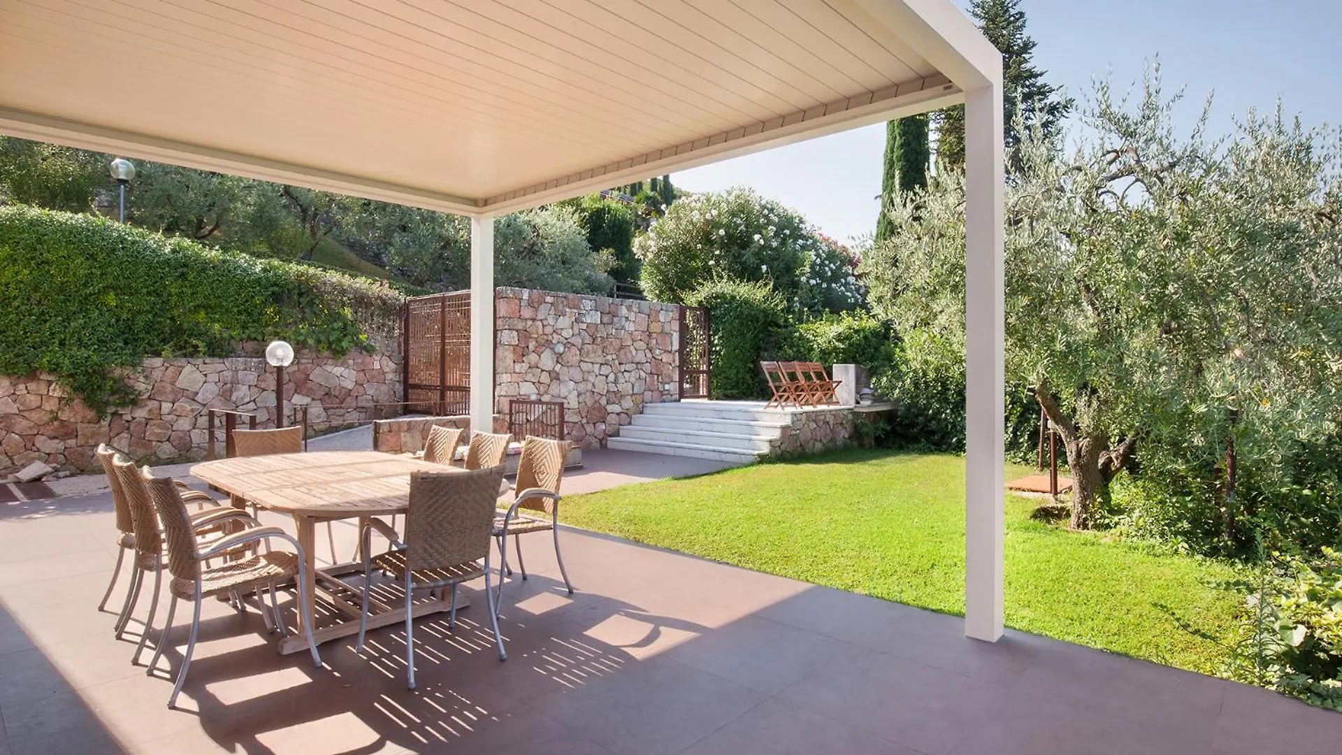 Casa Willhelm-Piscina E Vista Lago Albisano Italy